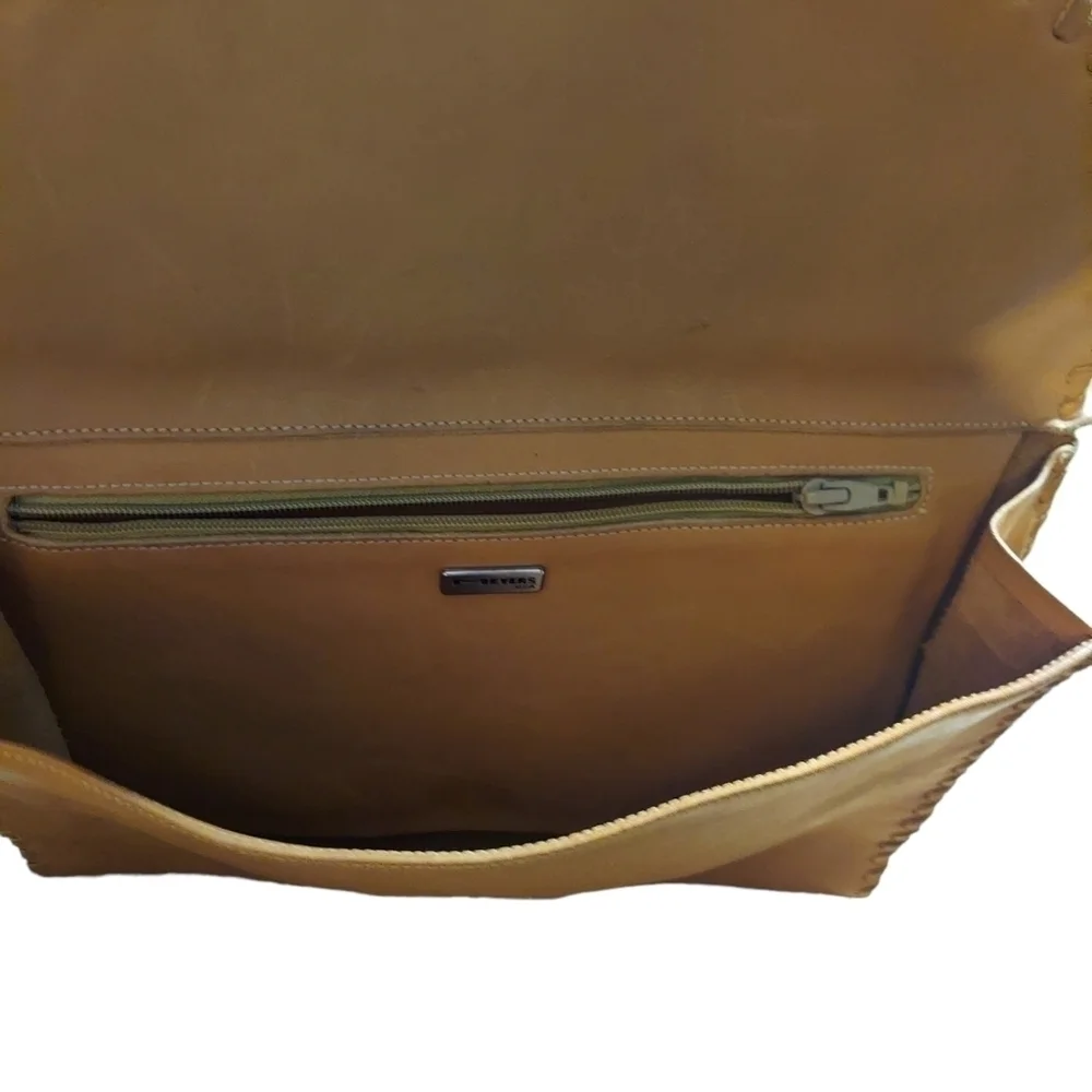 Myers tan clutch‎